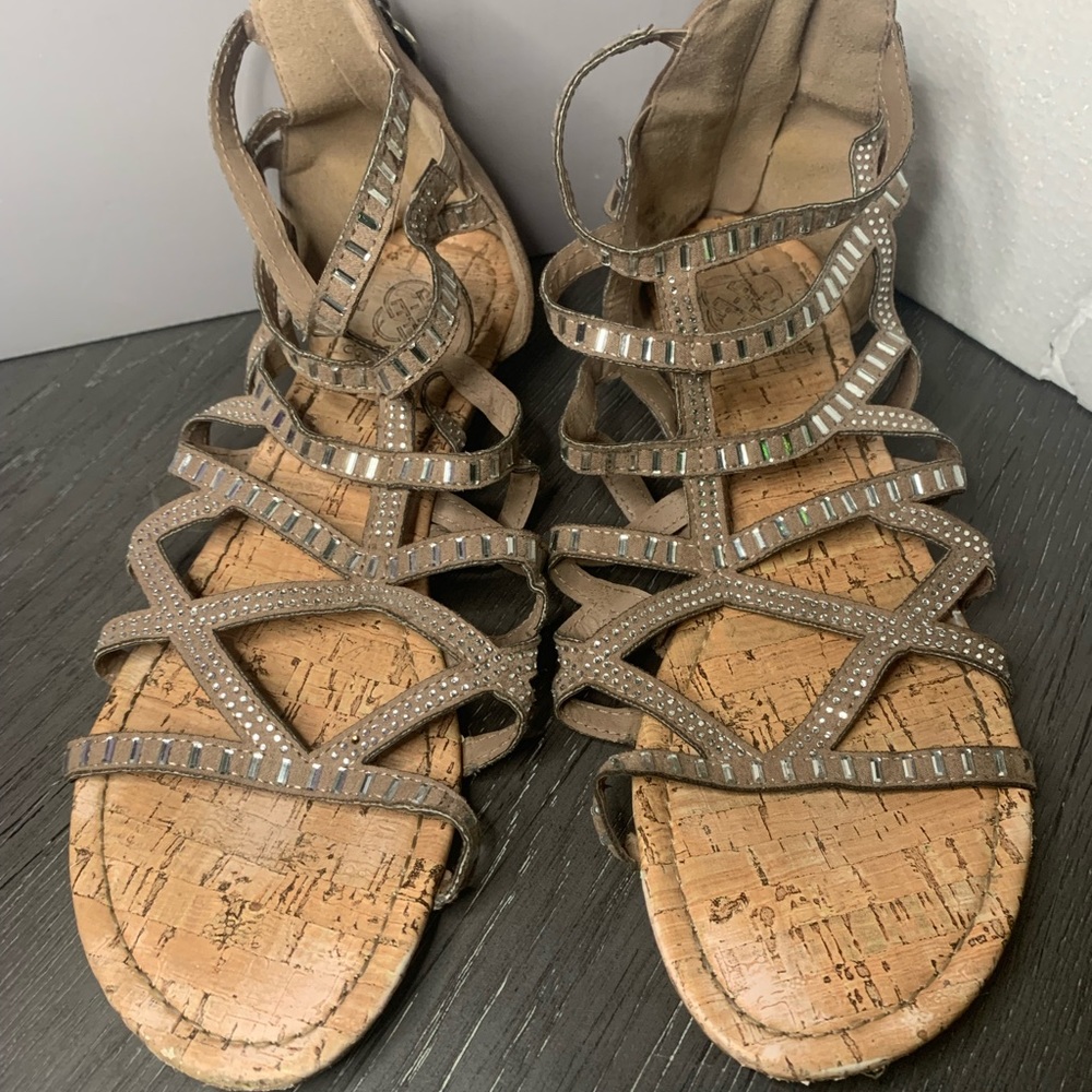 Daisy Fuentes, Size 10, Tan color with rhinestones